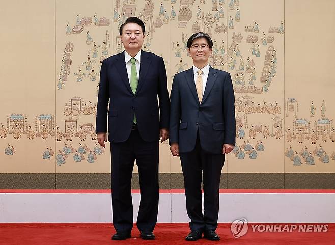 윤석열 대통령, 오동운 공수처장 임명장 수여 (서울=연합뉴스) 홍해인 기자 = 윤석열 대통령이 22일 서울 용산 대통령실 청사에서 열린 고위공직자범죄수사처장(공수처장) 임명장 수여식에서 오동운 공수처장에게 임명장을 수여한 뒤 기념 촬영을 하고 있다. 2024.5.22 hihong@yna.co.kr