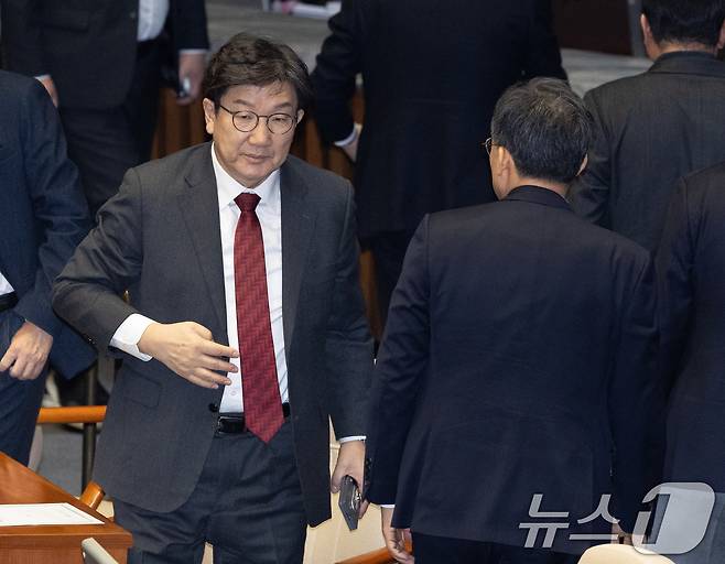 권성동 국민의힘 원내대표가 17일 오후 서울 여의도 국회 본회의장에서 열린 제421회 국회(임시회) 제1차 본회의에서 윤석열 정부의 내란ㆍ외환 행위의 진상규명을 위한 특별검사 임명 등에 관한 법률안과 관련해 교섭단체 협의 위해 본회의장을 나서고 있다. 2025.1.17/뉴스1 ⓒ News1 이재명 기자