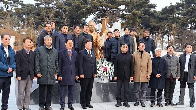 (정읍=뉴스1) 박제철 기자 = 전북특별자치도의회 문승우 의장과 도의원들이 새해를 맞아 20일 동학농민혁명기념공원 추모관 등을 방문했다.(기념재단 제공)2025.1.20/뉴스1