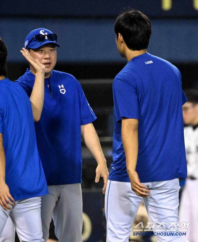 승리 후 기쁨을 나누는 박진만 감독과 백정현의 모습. 잠실=허상욱 기자wook@sportschosun.com/2024.07.12/