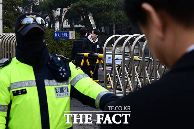 20일 오전 윤석열 대통령의 지지자들이 '폭력·난입' 사태를 벌였던 서울 마포구 서울서부지방법원 정문에서 경찰들이 출입자들의 신원을 확인하고 있다. /남윤호 기자