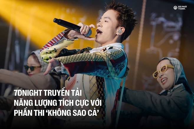 베트남 프로그램 '랩 비엣'에 출연한 세븐디나잇. 왼쪽 손은 고엽제 피해를 입은 외할아버지로부터 유전된 장애로 손가락이 두개 뿐이다. /랩비엣 캡처