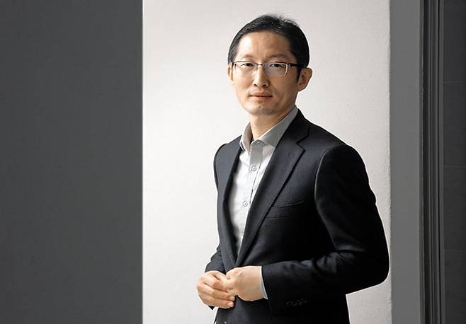 용인의 ‘등대장학회’ 사무실에서 만난 박준영 변호사는 혼자 장학회 일까지 하느라 분주했다. 그는 더 많은 아이를 가난과 차별에서 지켜내고 싶다고 했다. /고운호 기자