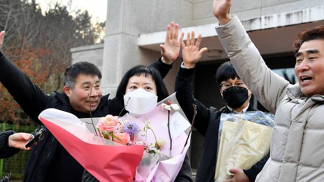지난 6일 전남 장흥군 용산면 장흥교도소 앞에서 존속살해 무기수로 복역 중이던 김신혜가 24년 만에 재심서 무죄 판결을 받고 석방됐다. 화성연쇄살인 8차 사건의 사법피해자 윤성여씨(왼쪽)와 낙동강변 살인사건 사법피해자 장동익씨(오른쪽)가 함께 환영하고 있다. /뉴시스