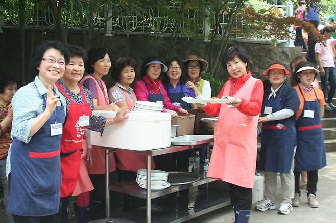 신윤찬(맨 왼쪽)씨가 어르신 급식 봉사를 하던 때 모습. /신윤찬씨 제공