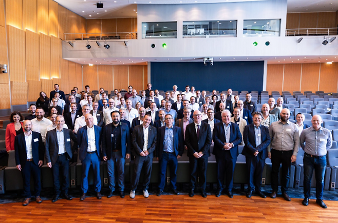 10일 독일 프랑푸르트에서 열린 오픈인더스트리 얼라이언스 회의에 참석한 회원사 회원들이 기념촬영을 했다.