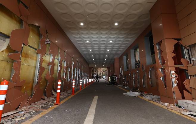 19일 윤석열 대통령 지지자들의 폭력 사태가 벌어진 서울 마포구 서울서부지방법원의 외벽과 유리창이 파손돼 있다. /사진=뉴시스