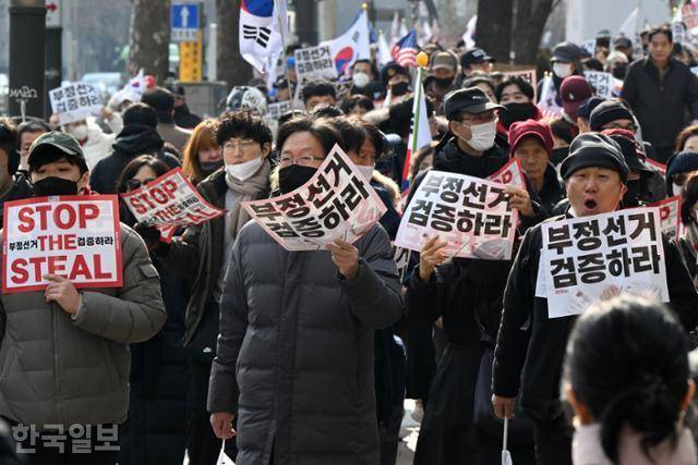 19일 서울 마포구 서울서부지방법원에 윤석열 대통령에 대한 구속영장 발부 소식에 격분한 윤 대통령 지지자들이 폭동을 일으킨 가운데 윤 대통령 지지자들이 서부지법 인근에서 피켓을 들고 이동하고 있다. 박시몬 기자