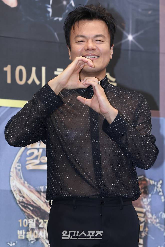 박진영 프로듀서가 26일 오후 서울 영등포구 KBS신관에서 열린 KBS2 TV 신규 예능 '골든걸스' 제작발표회에 참석해 포즈를 취하고 있다. '골든걸스'는 국내 최정상 보컬리스트 4인이 K팝 최정상 프로듀서 박진영의 프로듀싱과 함께 그룹으로 컴백하는 여정을 그리는 프로그램으로 오는 27일 밤 10시 첫 방송. 서병수 기자 qudtn@edaily.co.kr /2023.10.26/