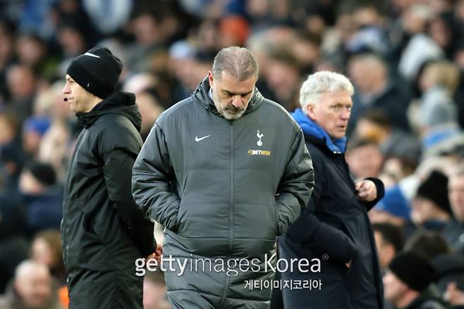 포스테코글루 토트넘 감독이 20일 구디슨 파크에서 끝난 에버턴과의 2024~25 EPL 22라운드서 패배 뒤 고개를 떨구고 있다. 사진=게티이미지