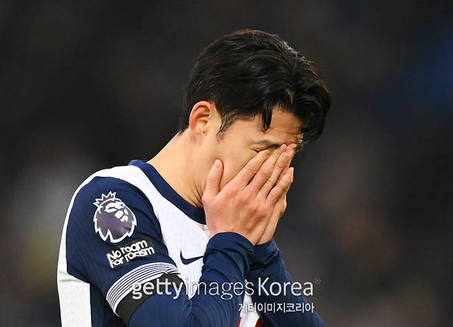 토트넘 손흥민이 20일 구디슨 파크에서 끝난 에버턴과의 2024~25 EPL 22라운드에서 패배한 뒤 아쉬워하고 있다. 사진=게티이미지