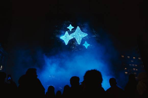 15일(현지시간) 영국 런던 쇼디치(Shoreditch)의 '갤럭시 언팩 2025' 홀로그램 옥외광고 [사진=삼성전자]