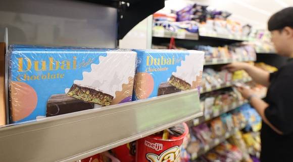 편의점 CU에서 판매하는 두바이 초콜릿. 지난해 두바이 초콜릿이 출시 초기 큰 화제를 모았지만, 소비트렌드가 급변하며 인기가 비교적 빠르게 식었다. [사진=연합뉴스]