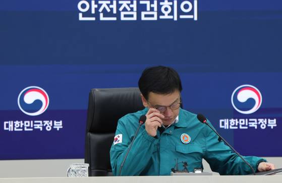 최상목 대통령 권한대행 부총리 겸 기획재정부 장관이 20일 세종시 정부세종청사에서 열린 설 연휴 대비 중앙·지방 안전점검회의에서 생각에 잠겨 있다. 대통령실사진기자단