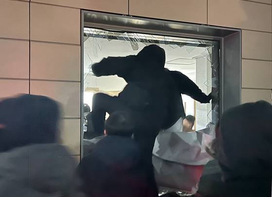 19일 새벽 윤석열 대통령에 대한 구속영장이 발부되자 서울서부지방법원 인근에서 시위하던 지지자들이 법원 담장을 넘어 난입해 청사 유리창을 깨고, 기물을 파손하는 등 난동을 부리고 있다. 뉴스1