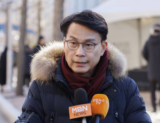 지난 15일 오후 윤상현 국민의힘 의원이 공수처 앞에서 취재진 질문에 답하고 있다. 연합뉴스