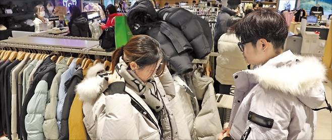 올해 들어 한파가 이어지자 겨울 패딩 재킷 판매량이 급증하고 있다. 10일 서울 시내 한 백화점에서 소비자들이 패딩을 입어보고 있다.  /김범준 기자