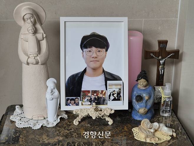 고 정유엽군의 거실에 놓인 영정사진. 반기웅 기자
