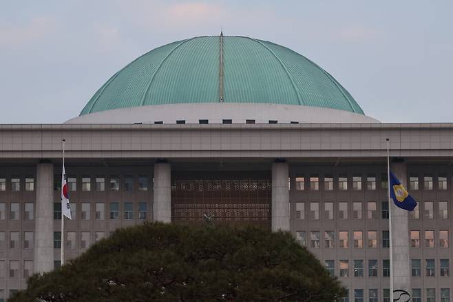 지난달 30일 오전 국회의사당에 제주항공 여객기 참사 희생자를 애도하는 조기가 걸려 있다. 연합뉴스
