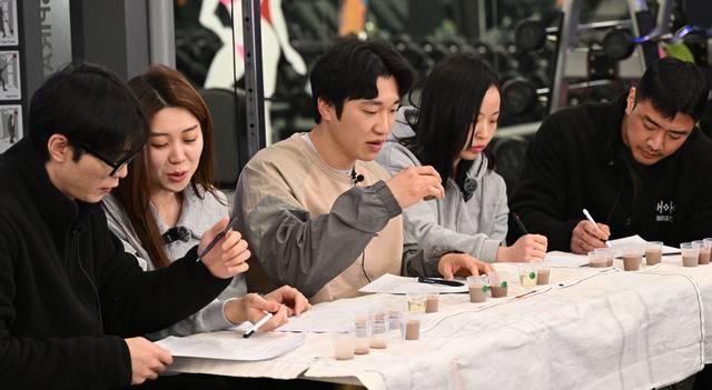 국민컨슈머리포트 평가단이 지난 15일 서울 동대문구 ‘에이치짐 회기점’ 센터에서 고함량 단백질 음료를 평가하고 있다. 사진은 왼쪽부터 박찬혁 트레이너, 양희지 팀장, 서동오 대표, 김예진 트레이너, 김준 트레이너. 김지훈 기자