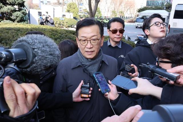 18일 서울 마포구 서울서부지법 앞에서 윤석열 대통령측 석동현 변호사가 취재진의 질문에 답하고 있다. 연합뉴스