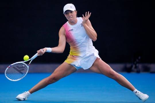 시비옹테크가 20일 월요일 호주 멜버른에서 열린 호주 오픈 테니스 선수권 대회 4회전 경기에서 독일의 리스에게 포핸드 리턴을 하고 있다. 사진[AP=연합뉴스]