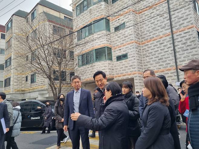 오세훈 서울시장이 20일 규제철폐 6호 입체공원을 적용한 강북구 미아동 130 일대 재개발 사업장을 찾아 추진준비위원회 관계자와 대화하고 있다./사진=이용안 기자