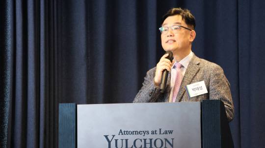 발언하는 박태성 상근부회장 박태성 한국배터리산업협회(KBIA) 상근부회장이 17일 서울 강남구 삼성동 법무법인 율촌에서 열린 ‘트럼프 2.0 배터리 정책 대응 세미나’에서 발언하고 있다. KBIA 제공.