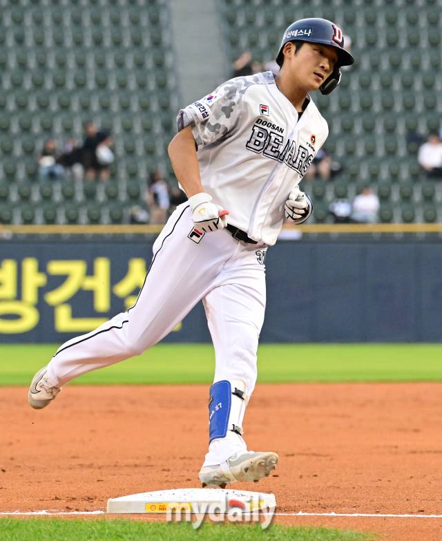 2024년 6월 19일 서울 잠실구장에서 '2024 신한 SOL Bank KBO리그' NC 다이노스와 두산 베어스의 경기가 열렸다. 두산 김대한이 3회말 선두타자 홈런을 친 뒤 그라운드를 돌고 있다./마이데일리