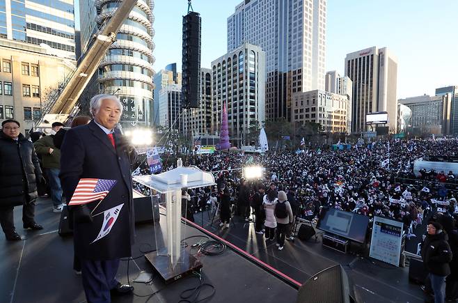 전광훈 사랑제일교회 목사가 지난 14일 오후 서울 종로구 동화면세점 앞에서 보수성향 단체인 대한민국바로세우기국민운동본부(대국본) 주최로 열린 ‘자유 대한민국 수호 국민혁명대회’에서 연설언하고 있다. [연합]