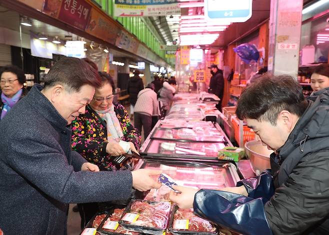 박승원 광명시장이 20일 설 명절 대비 민생경제를 살피기 위해 광명전통시장을 방문해 성수품을 구매하고 있다.[광명시 제공]