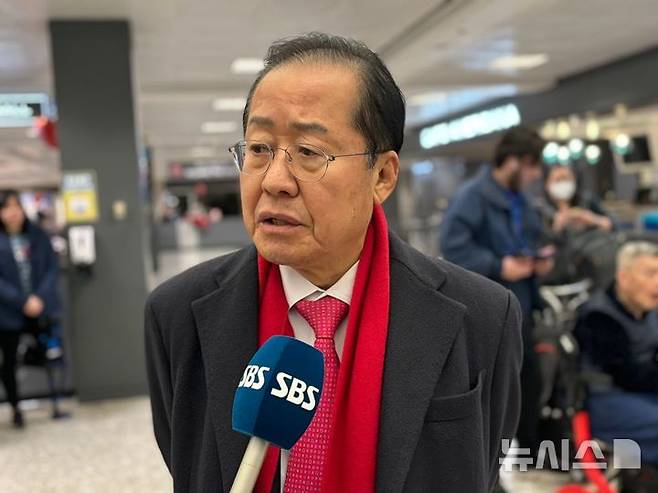 [워싱턴=뉴시스]이윤희 특파원 = 도널드 트럼프 미국 대통령 당선인 취임식을 계기로 미국을 찾은 홍준표 대구시장이 19일(현지 시간) 워싱턴DC 인근 덜레스국제공항에서 특파원단 질문에 답변하고 있다. 2025.01.20.