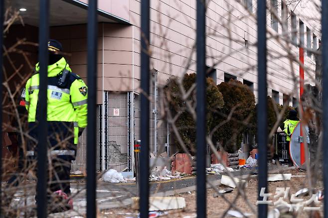 19일 오전 서울 마포구 서울서부지방법원에 윤석열 대통령에 대한 구속영장 발부 소식에 격분한 윤 대통령 지지자들이 난입해 현판, 건물 벽면, 유리창 등을 파손한 흔적이 남아 있다. 황진환 기자