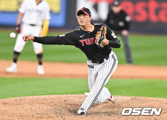 [OSEN=수원, 박준형 기자] 프로야구 KT 위즈가 극적인 승리를 거두며 최종 5차전으로 끌고 갔다.&nbsp;KT는 9일 수원KT위즈파크에서 열린&nbsp;2024 KBO리그 포스트시즌 준플레이오프(5전 3전승제) 4차전에서 LG에 연장 11회말 6-5 끝내기 승리를 거뒀다.&nbsp;연장 11회말 LG 정우영 투수가 역투하고 있다. . 2024.10.09 / soul1014@osen.co.kr