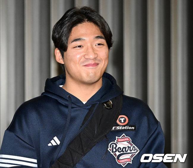 [OSEN=인천공항, 이대선 기자] 두산 베어스 양의지, 정수빈, 양석환, 이영하, 김대한, 이병헌이 19일 스프링캠프 선발대로 인천공항을 통해 호주 시드니로 출국했다.스프링캠프 인원은 이승엽 감독을 포함한 코칭스태프 13명과 선수단 44명 등 총 57명이다. 투수 22명, 포수 4명, 내야수 9명, 외야수 9명이 참가한다. 신인 중에서는 1라운드 지명자 내야수 박준순과 3라운드 지명자 투수 홍민규가 이름을 올렸다.두산 김대한이 미소를 짓고 있다. 2025.01.19 /sunday@osen.co.kr