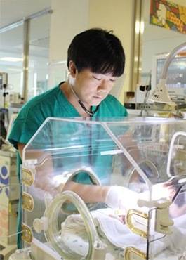 정의석 서울아산병원 신생아과 교수가 신생아중환자실에서 진료보고 있다. 사진 = 서울아산병원 제공