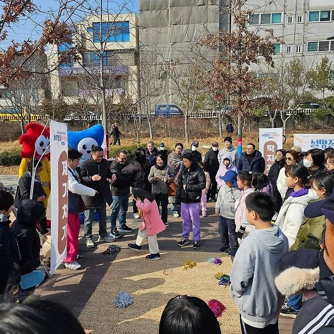 지난 2024년 설 연휴 기간 철길숲에서 진행된 민속놀이 행사 모습. 포항시 제공