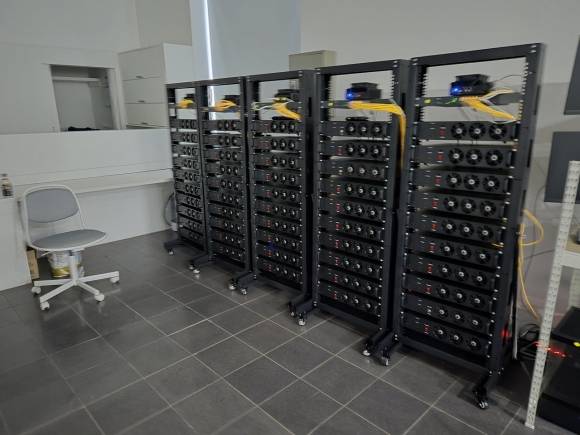 경찰이 압수한 불법 도박 자금 세탁 관련 서버. 부산경찰청 제공