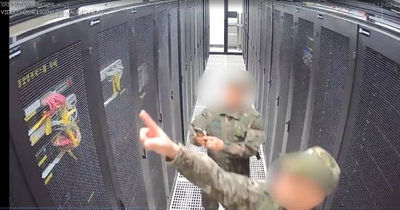 CCTV에 기록된 계엄군의 선관위 시스템서버 촬영 모습 - 국회 행정안전위원회는 지난 3일 계엄령 선포 당시 선거관리위원회에 투입된 계엄군이 선관위 시스템 서버를 촬영하는 장면이 담긴 CCTV를 6일 공개했다. 2024.12.6 행정안전위원회 제공