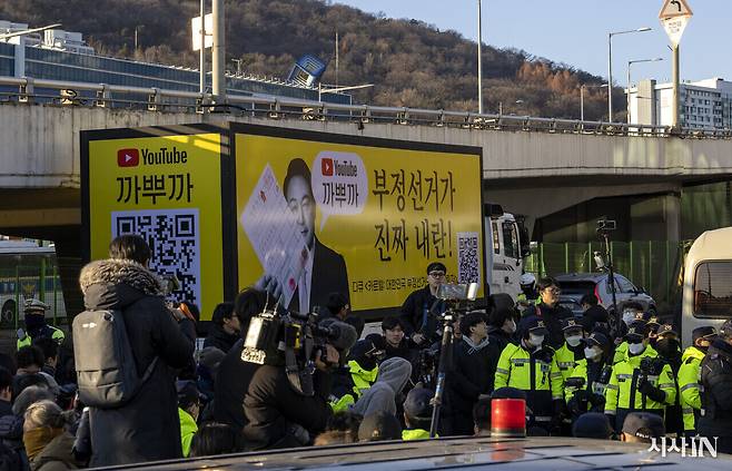 1월2일 서울 한남동 대통령 관저 앞에서 극우 유튜버들이 생방송을 하고 있다. ⓒ시사IN 조남진