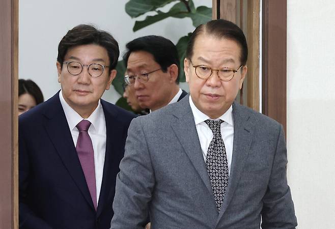 국민의힘 권영세 비상대책위원장(오른쪽)과 권성동 원내대표가 1월20일 국회에서 열린 비상대책위원회의에 입장하고 있다. ⓒ연합뉴스