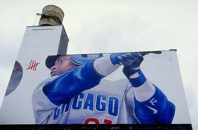 1998년 시카고 케네디 익스프레스 웨이에 등장한 새미 소사 벽화. 게티이미지 코리아