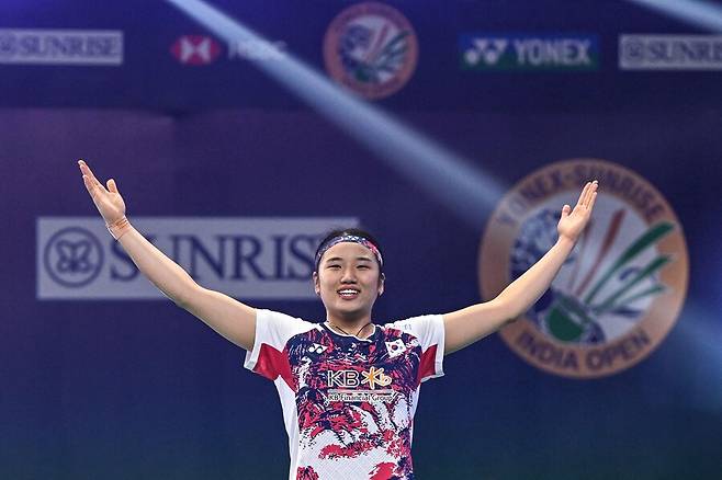 ▲ 안세영이 19일 인도 뉴델리에서 열린 2025 세계배드민턴연맹(BWF) 월드투어 슈퍼 750 인도오픈 여자 단식 결승전에서&nbsp;2-0으로 승리, 우승을 확정하자 환하게 웃으며 세리머니를 펼치고 있다.&nbsp;ⓒ연합뉴스/AFP