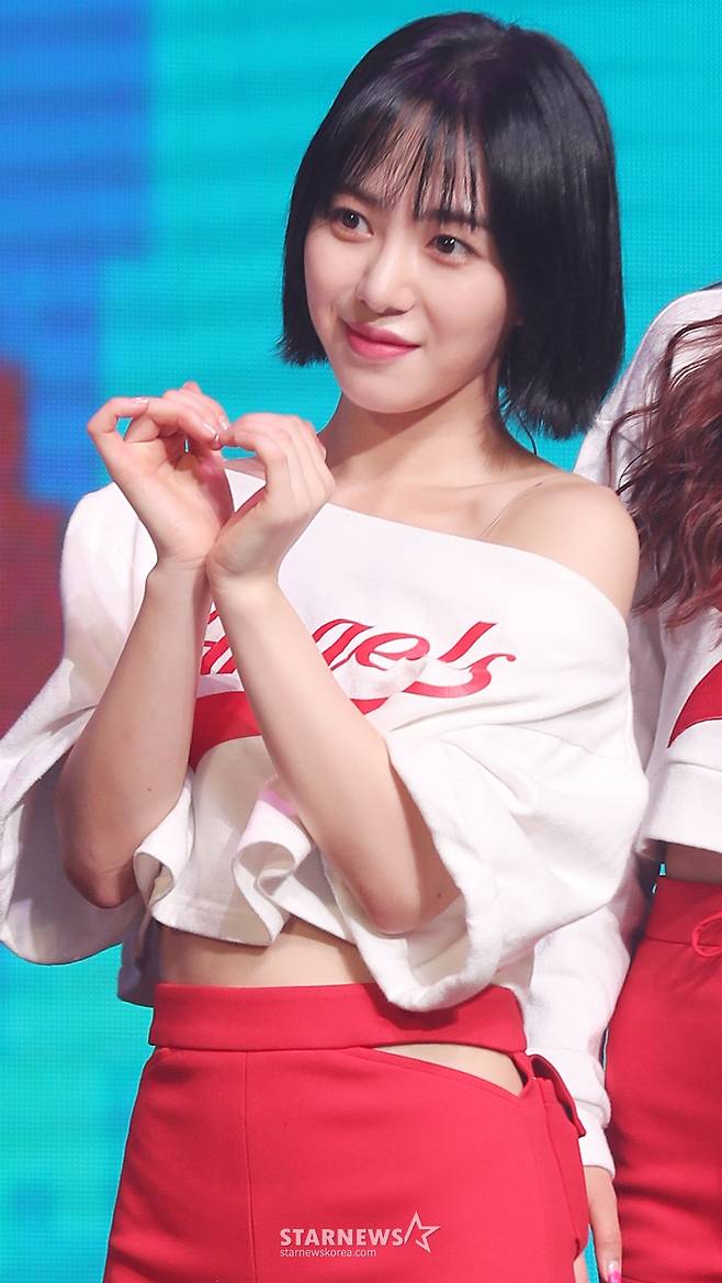 걸그룹 AOA 민아가 28일 오후 서울 광진구 예스24 라이브홀에서 진행된 다섯 번째 미니앨범 'BINGLE BANGLE' 발매 기념 쇼케이스에서 포즈를 취하고 있다. /사진=김휘선 기자 hwijpg@
