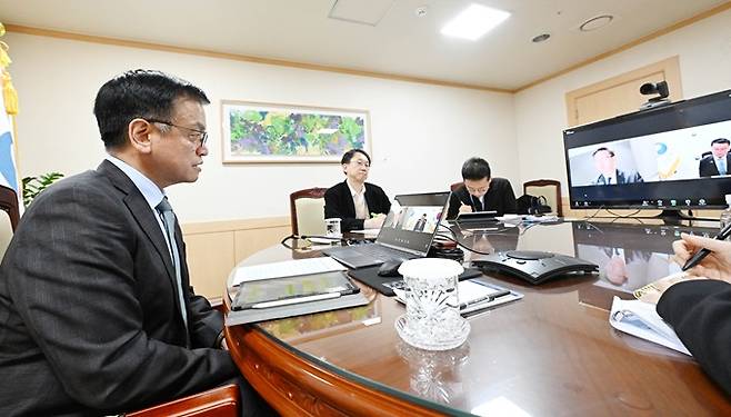 한번 떨어진 국가신용등급은 다시 올리기 어렵다. 사진은 국제신용평가사들과 화상면담 중인 최상목 권한대행.[사진 | 뉴시스]