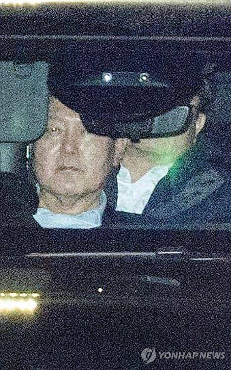 서울 구치소 향하는 윤석열 대통령     (의왕=연합뉴스) 내란 우두머리 혐의로 고위공직자범죄수사처에 체포돼 첫날 조사를 마친 윤석열 대통령이 15일 오후 경기 의왕시 서울구치소로 향하고 있다. 2025.1.15 [공동취재]
