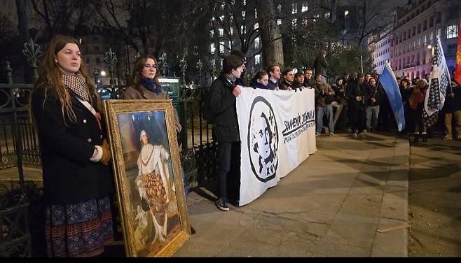 루이 16세 초상화 들고 시위하는 왕정주의자들 [왕정주의자 엑스(X·옛 트위터) 캡처. 재판매 및 DB 금지]