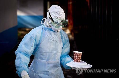 마르부르크병 격리시설에서 식사 전달하는 의료 종사자(※기사와 직접 관련 없음.) [AP 연합뉴스 자료사진. 재판매 및 DB 금지]