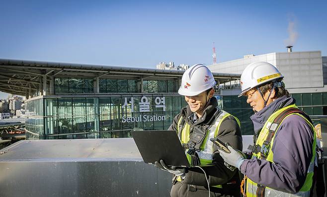 SK텔레콤은 올해 설 연휴를 앞두고 안정적인 서비스를 제공하기 위한 이동통신 품질 집중 관리에 돌입한다. SKT는 설 연휴 전날인&nbsp;24일부터 연휴 마지막 날인&nbsp;30일까지 특별 소통 상황실을 운영하고,&nbsp;전국적으로 자회사·관계사·협력사 전문 인력을 포함,&nbsp;일평균 약&nbsp;1,500명을 배치해 통신 서비스를&nbsp;24시간 모니터링한다. 사진=SK텔레콤