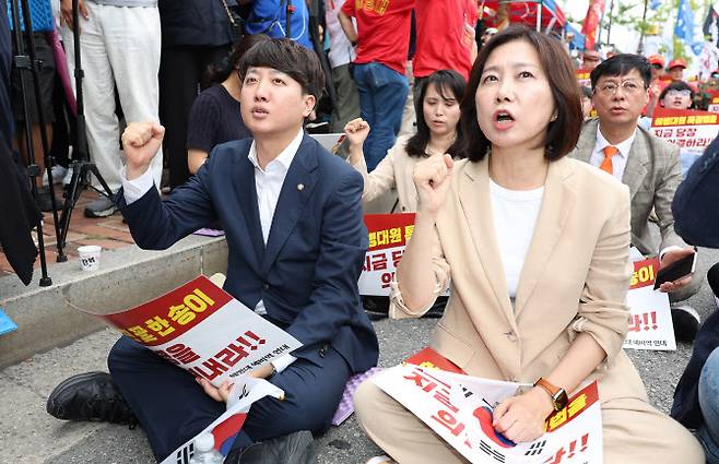 허은아 개혁신당 대표와 이준석 의원이 지난해 6월 오후 서울 용산구 지하철 6호선 한강진역 인근에서 열린 해병대 예비역연대 주최 ‘해병대원 순직 및 수사외압 사건 특검법, 국정조사 촉구 범국민 집회’에서 구호를 외치고 있다. (사진 = 뉴시스)
